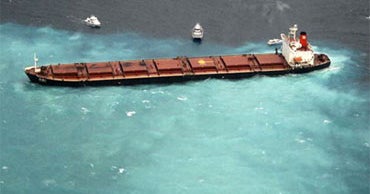 Oil Spill Threatens Great Barrier Reef CBS News