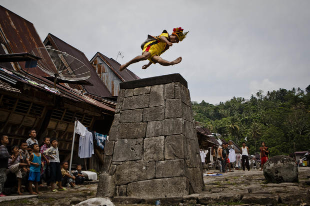 Stone Jumping In Indonesia Photo 1 Pictures Cbs News 
