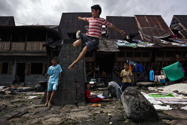 Stone Jumping In Indonesia Photo 1 Pictures Cbs News 