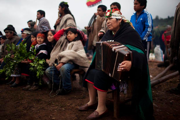 Chilean tribe struggles to reclaim land - Photo 1 - Pictures - CBS News