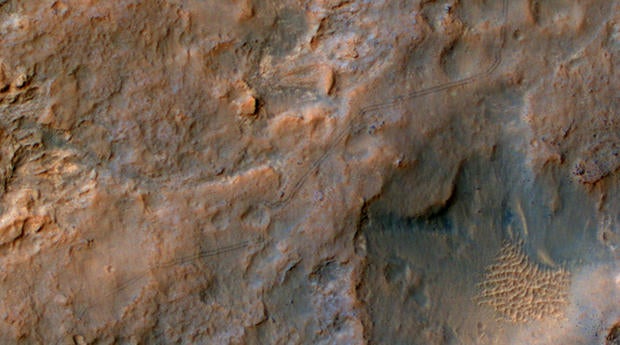 curiosity-mars-rover-tracks-from-space-color.jpg