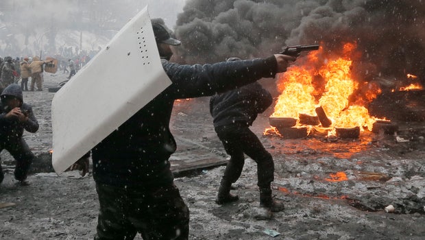 http://cbsnews3.cbsistatic.com/hub/i/r/2014/01/22/dec72608-a47b-41a6-bbef-de66e49e5650/thumbnail/620x350/d401fba6039c83efa8bf4831f7d8010a/kiev_protest_AP946669801015.jpg