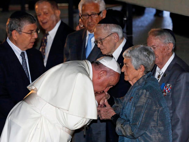 Pope Francis kisses the hand of Holocaust survivor Sonia Tunik-Geron during a ceremony in the Hall of Remembrance at the Yad Vashem Holocaust memorial in Jerusalem