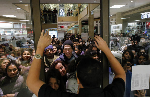 Jersey City, N.J. - Black Friday crowds fill the stores - Pictures - CBS News