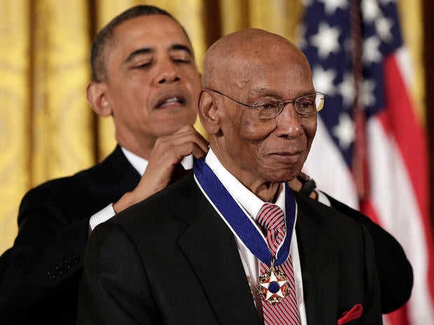ernie-banks-medal-of-freedom-450818451.jpg