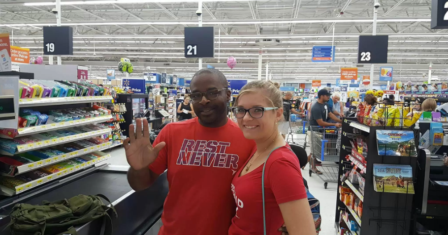Stranger waiting in line behind Texas teacher pays for her school supplies - CBS News