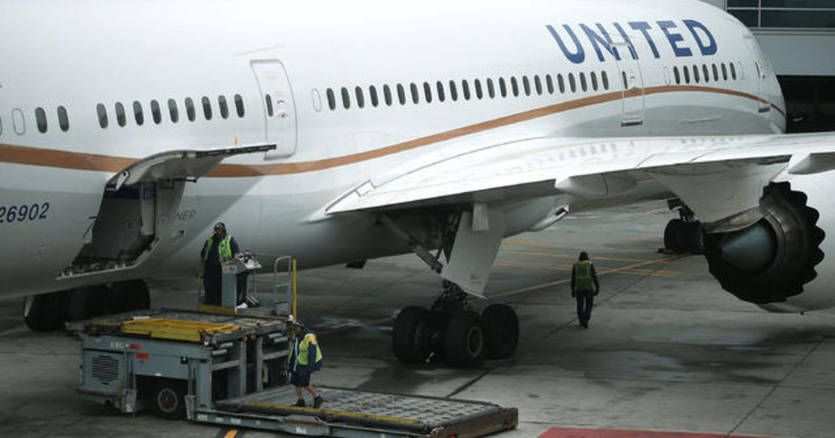 Customers furious at United Airlines, and other MoneyWatch headlines