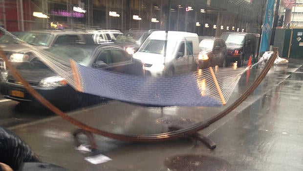 170425-cbs-new-york-hammock-strikes-tourist.jpg