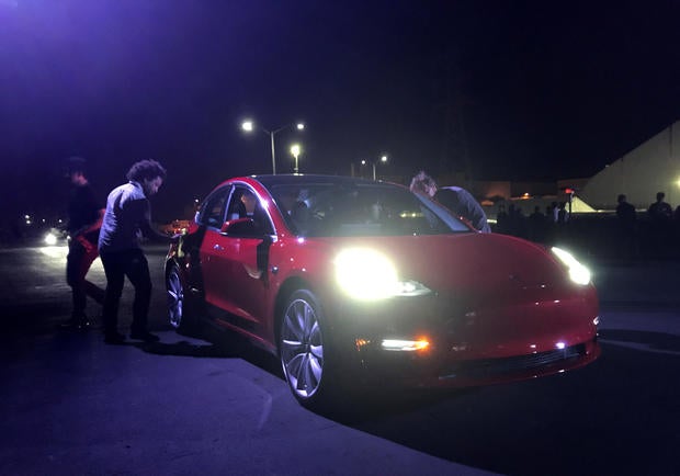 2017-07-29t050723z-880149662-rc1ffb5af600-rtrmadp-3-tesla-model-3.jpg