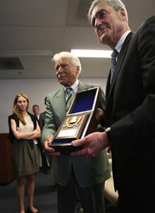 efrem-zimbalist-jr-88316117-220.jpg