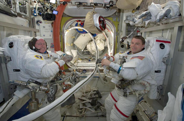 eva27airlock.jpg