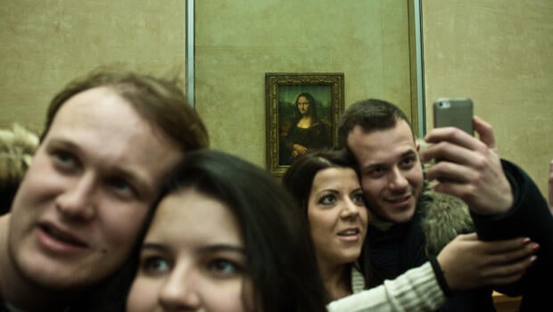 selifies-in-front-of-mona-lisa-alessandro-luerti-flickr-620.jpg