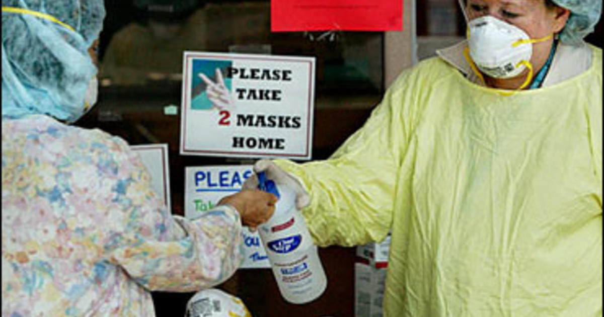 Seorang pekerja rumah sakit memakai masker untuk melindungi diri dari SARS saat ia mengeluarkan pembersih tangan di satu rumah sakit di Toronto, Kanada, pda 29 Mei 2003, tahun di mana SARS sedang mewabah di dunia / AP