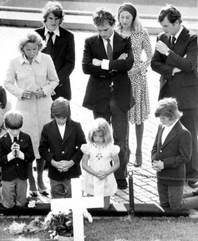 Joan Kennedy - Photo 1 - CBS News
