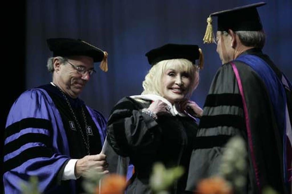 Dolly Parton University Of Tennessee Commencement 2009 Pictures CBS News