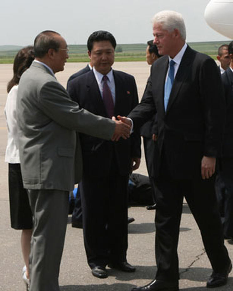 Bill Clinton Visits North Korea - Photo 2 - Pictures - CBS News