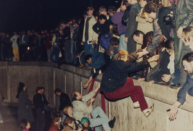 The Fall of the Berlin Wall - Photo 1 - Pictures - CBS News