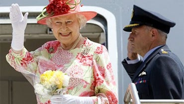 Queen Elizabeth II to Become a Great-Grandmother - CBS News