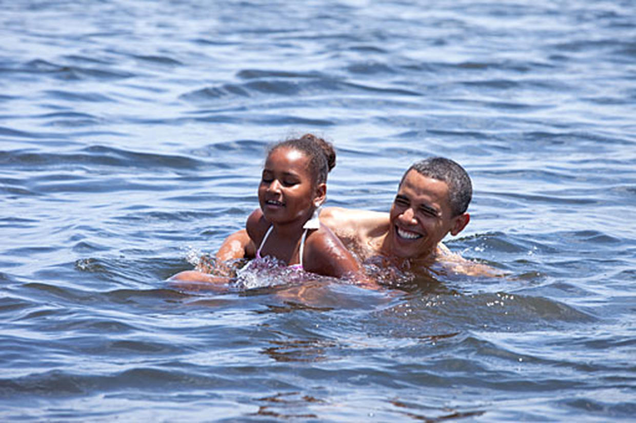 Sasha Obamas Summer Vacation Photo 4 Cbs News