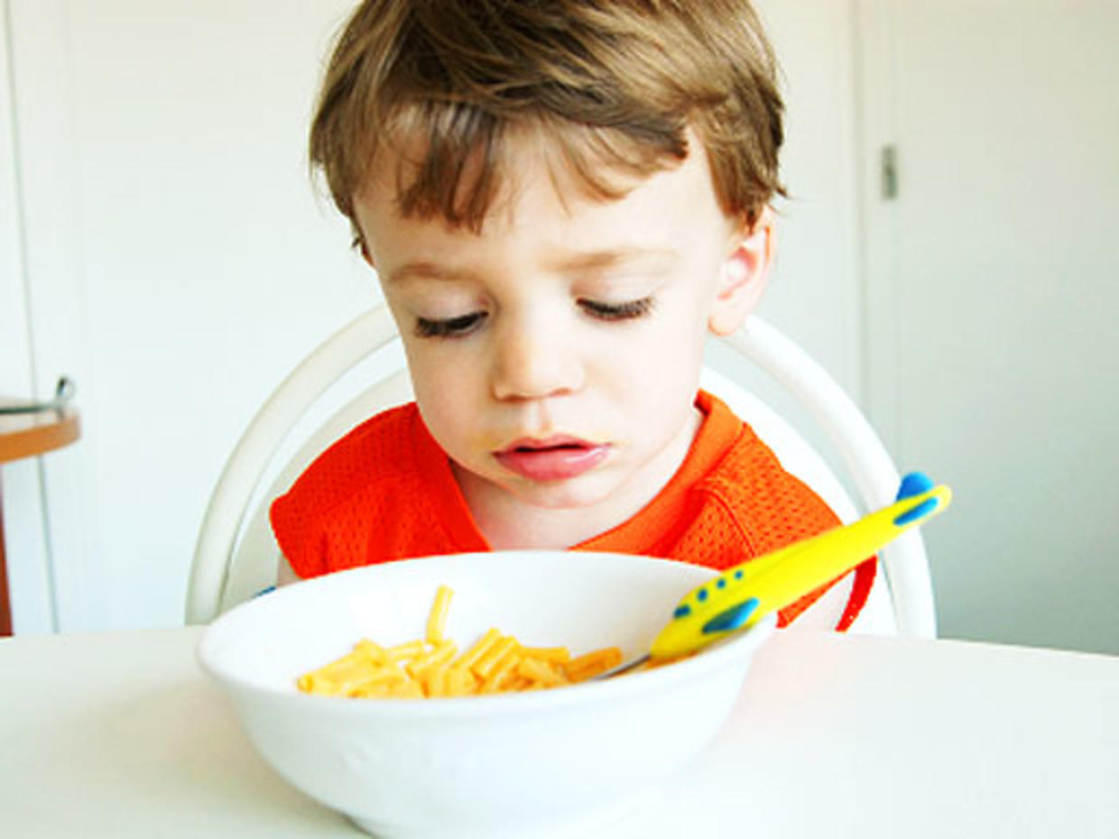 Почему дети едят ночью. Ребенок отказывается от еды. Нарушение аппетита у детей. Расстройства питания у детей. Мальчик не хочет есть.