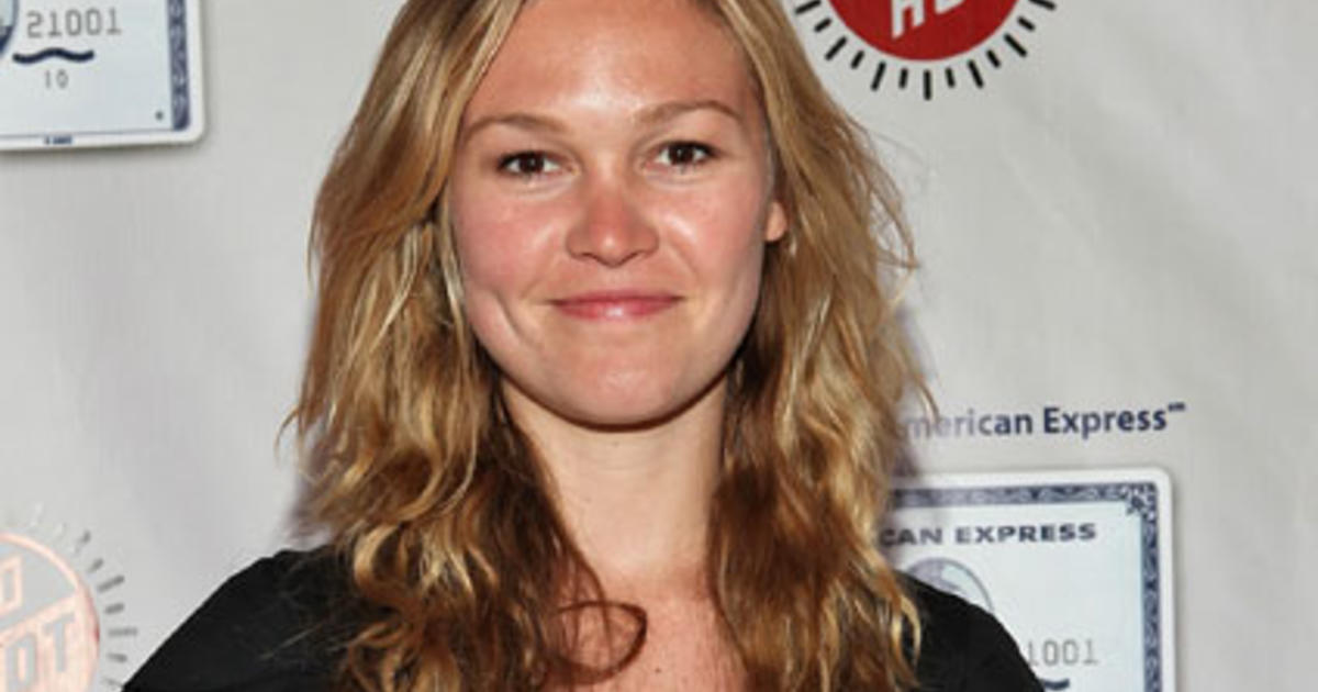 Julia Stiles I Didnt Break Up Michael C Halls Marriage Cbs News 