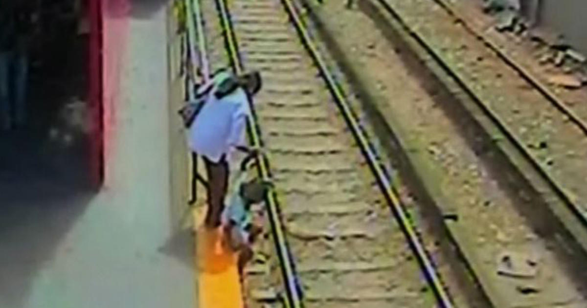 Mom Lowers Daughter Onto Train Tracks Cbs News