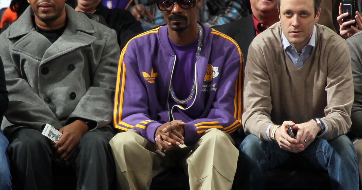 Snoop Watches Lakers Roll Past Memphis - CBS Los Angeles