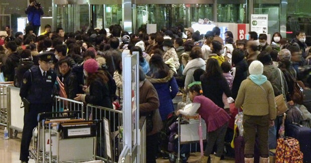 Nations' advice to citizens differs on Japan CBS News