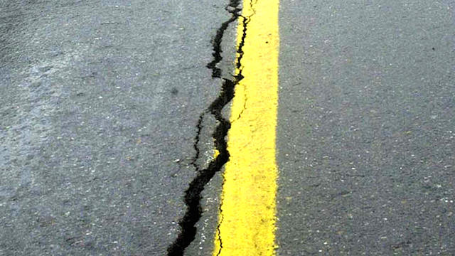 asphalt-crack2.jpg 