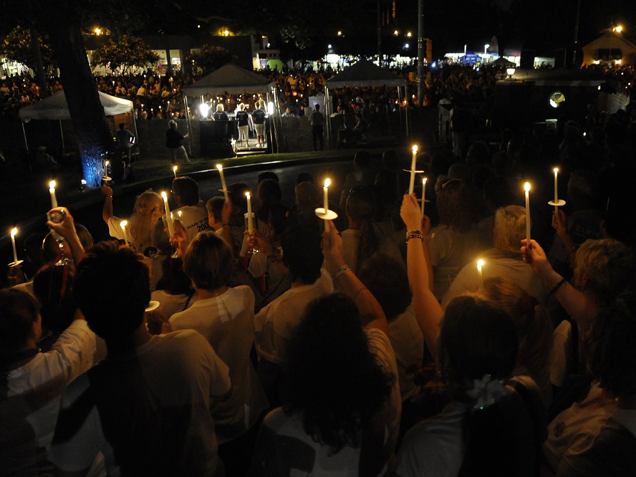 Elvis fans mourn at candlelight vigil