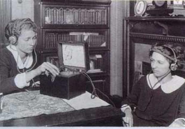 radio-listening-1920.jpg 