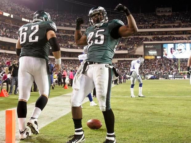 PHILADELPHIA, PA - OCTOBER 30: LeSean McCoy #25 of the Philadelphia Eagles celebrates his touchdown against the Dallas Cowboys at Lincoln Financial Field on October 30, 2011 in Philadelphia, Pennsylvania. The Eagles defeated the Cowboys 34-7. (Photo by Rich Schultz/Getty Images)