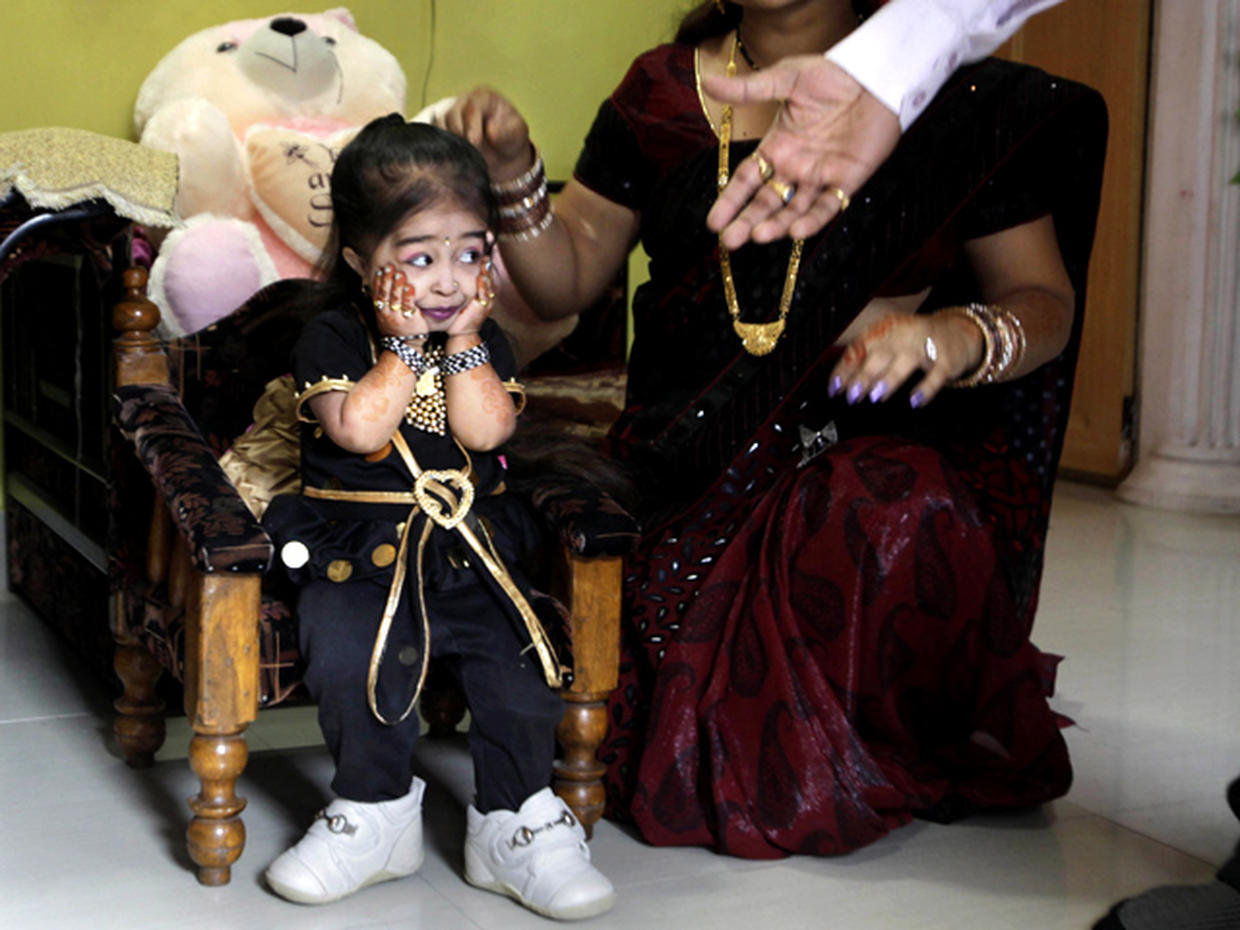 Молодые лилипутки. Джиоти Амге. Джиоти Амге рост. Джиоти самая маленькая женщина в мире. Джиоти Амге рекорд Гиннесса.