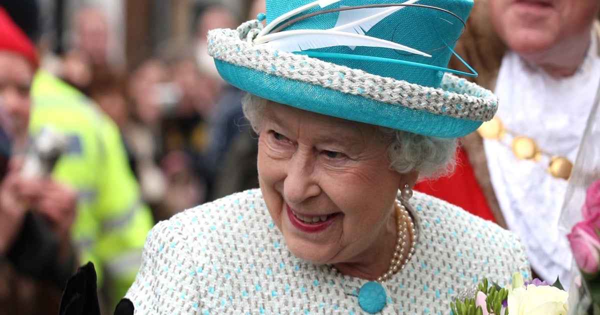 Queen meets with crowds for Accession Day CBS News(02)