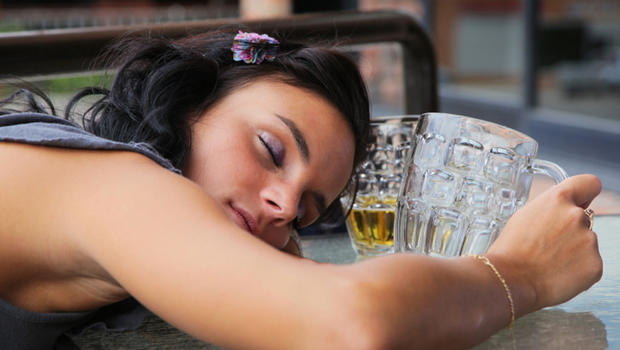 Extreme Binge Drinking Reported In 10 Of High School Seniors Cbs News 
