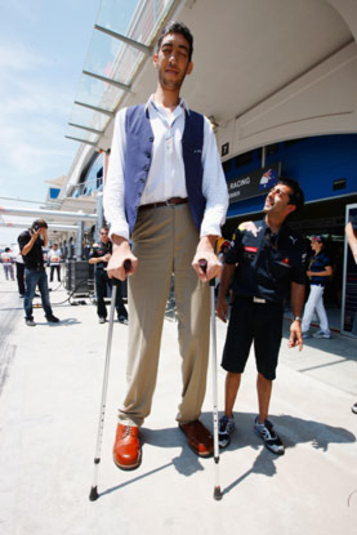 Worlds Tallest Man Sultan Kosen Stops Growing Cbs News