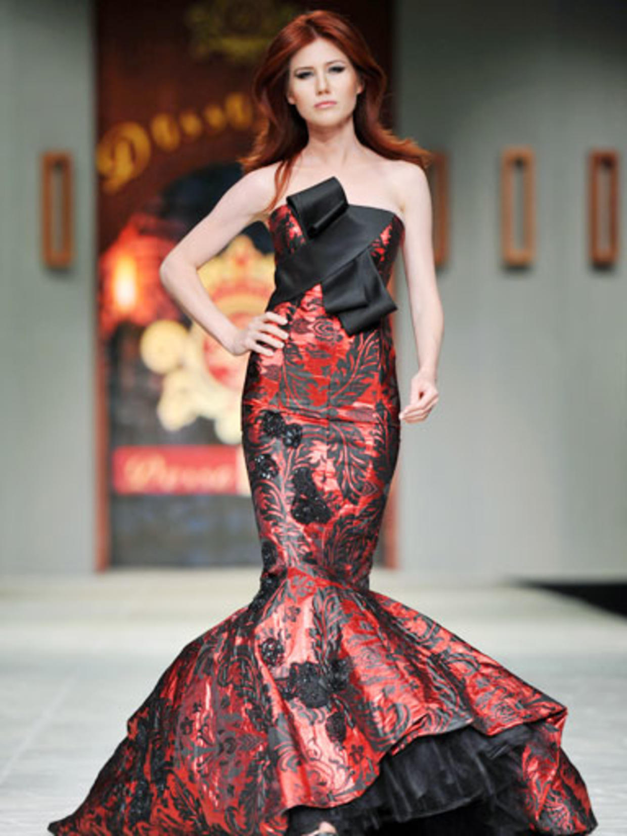 Ex Russian Spy Anna Chapman Hits The Catwalk Cbs News