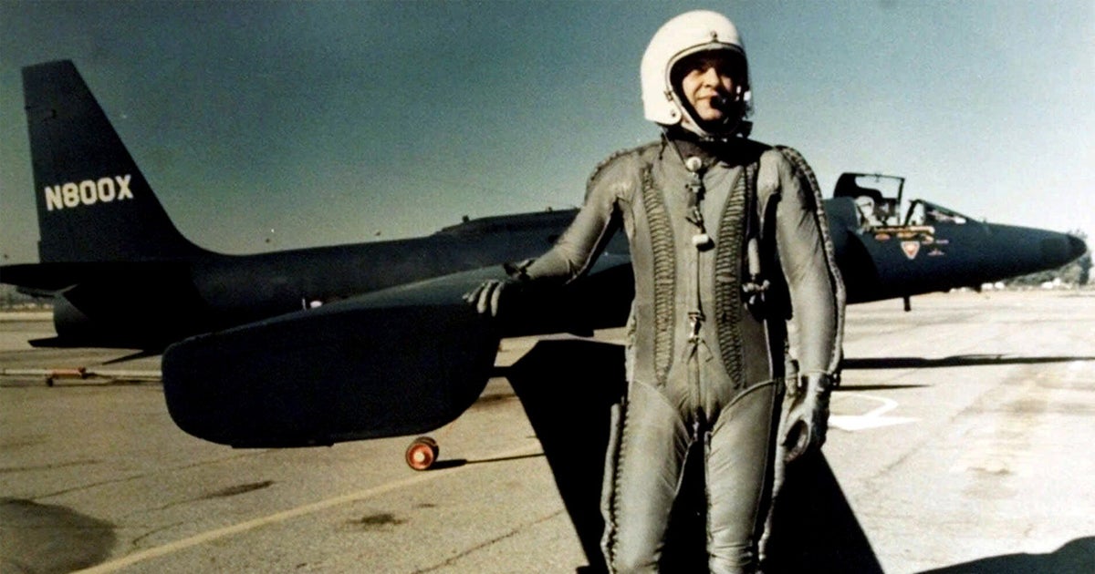 U 2 Spy Plane Pilot Francis Gary Powers Honored With Silver Star At Pentagon Cbs News