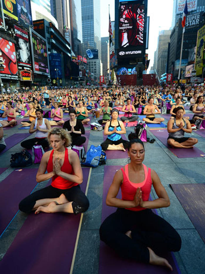 Yoga takes over Times Square for summer solstice Photo 1 Pictures