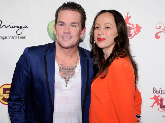 Sugar Ray S Mark Mcgrath Weds Girlfriend Of 18 Years Cbs News