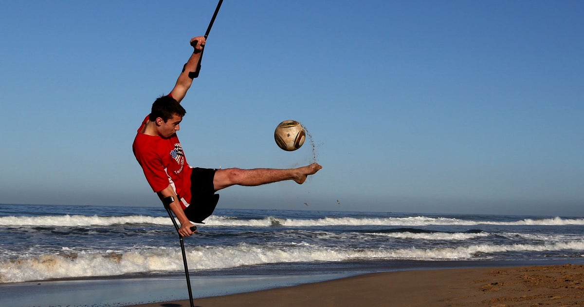 Amputee soccer player becomes Internet hit - CBS News