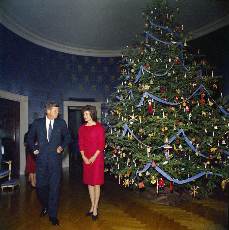 The White House Christmas Tree arrives Photo 12 CBS News