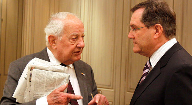 Ewald-Heinrich von Kleist (left) with German Federal Minister of Defense Franz Josef Jung in 2009. 