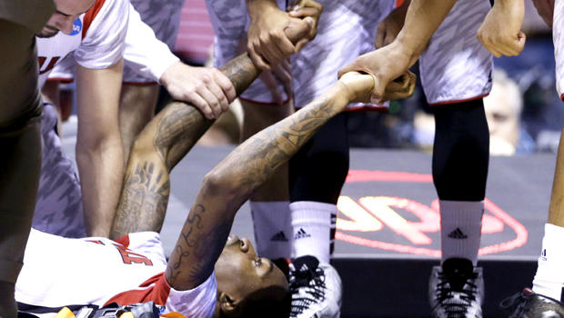 Louisville perseveres over Duke despite Kevin Ware&#39;s broken leg - CBS News