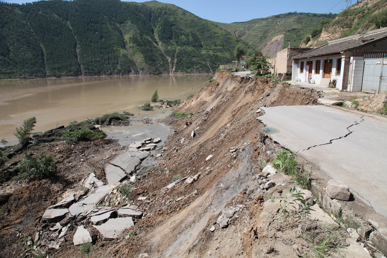 Deadly earthquake in northwest China Photo 1 CBS News