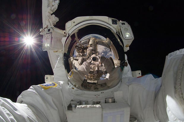 800px-ISS-32_American_EVA_b3_Aki_Hoshide.jpg