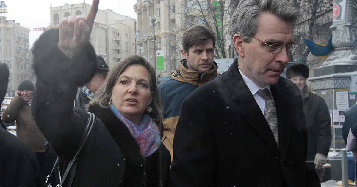 Victoria Nuland et Geoffrey Pyatt sur la place Maïdan à Kiev en 2014