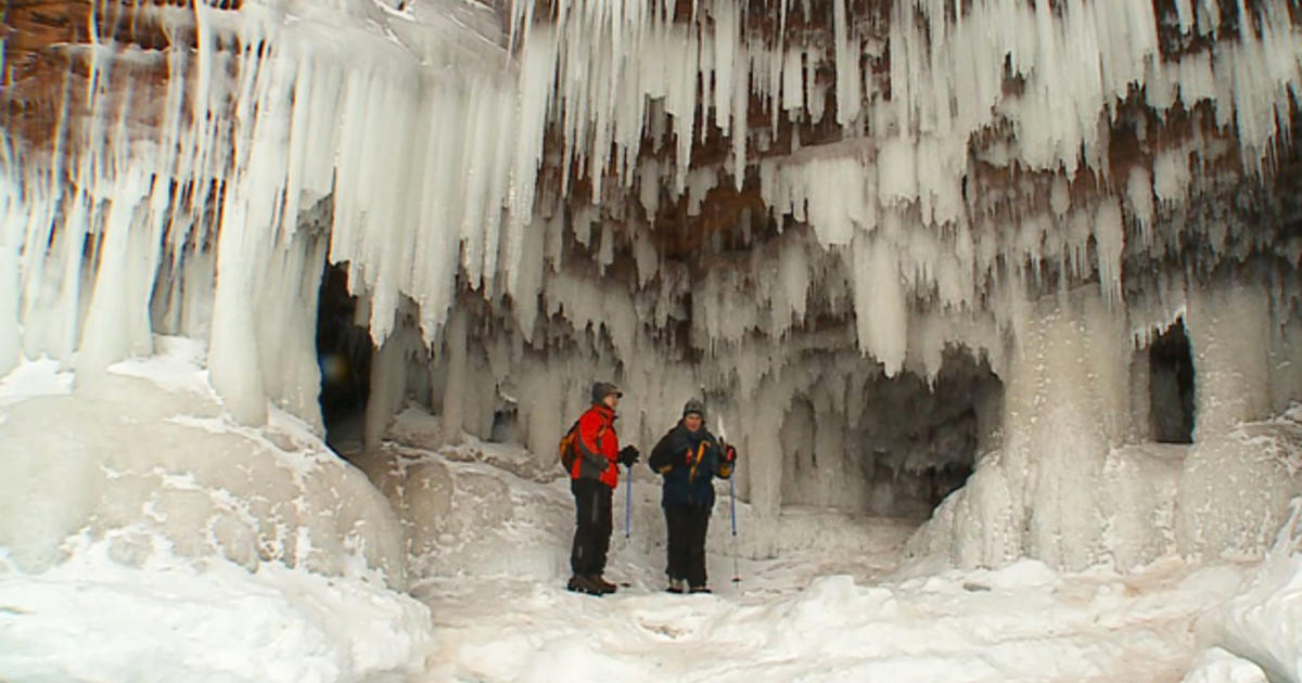 Hikers make rare visit to ice caves of Lake Superior - CBS 