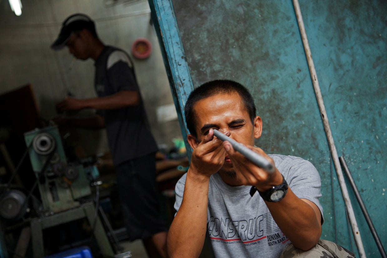 Indonesia's air gun village - CBS News