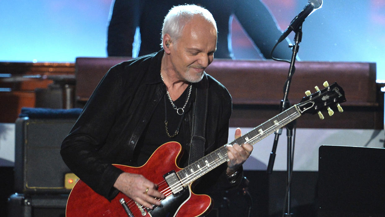 Peter Frampton throws audience member's phone at Indiana concert - CBS News